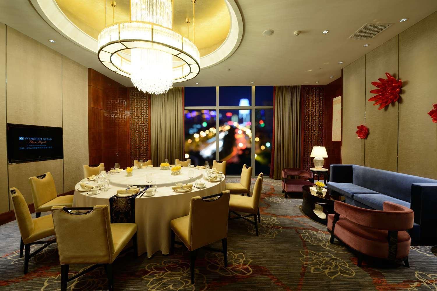 Wyndham Grand Plaza Royale Colorful Yunnan Hotel Kunming Exterior photo